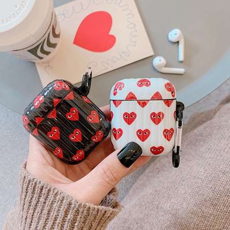 CDG AirPodsケース 定番柄 シリカゲル製品 オシャレ カプル用 カラビナ付きAirPodsケース大学生愛用 AirPods1/2/3大汎用 代金引換をご利用できます