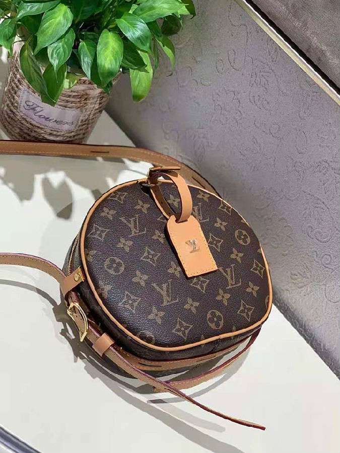 LV ショルダーバッグ